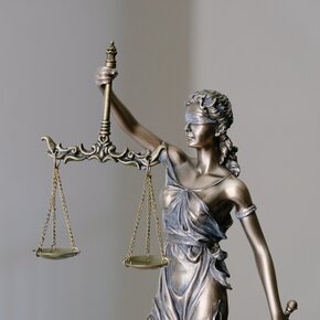 Figur der Justitia mit Waage 